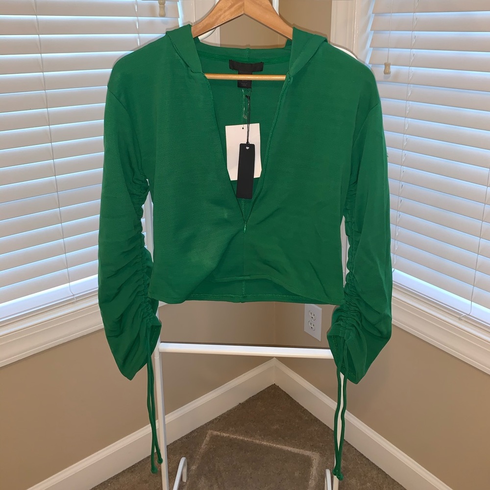 Thick material jacket with drawstring sleeves